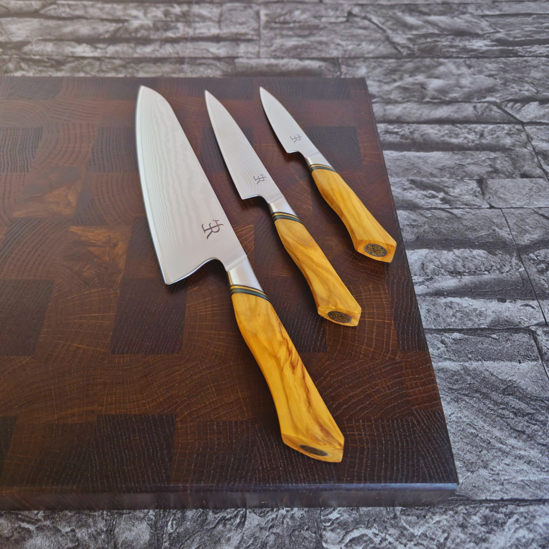 Küchenmesser-Set #3 der A-73 Serie | Chefmesser, Allzweckmesser und Schälmesser von Ryda Knives, Naturzeugs, Schneidebrett, Stirnholz-Schneidebrett, Räuchereiche