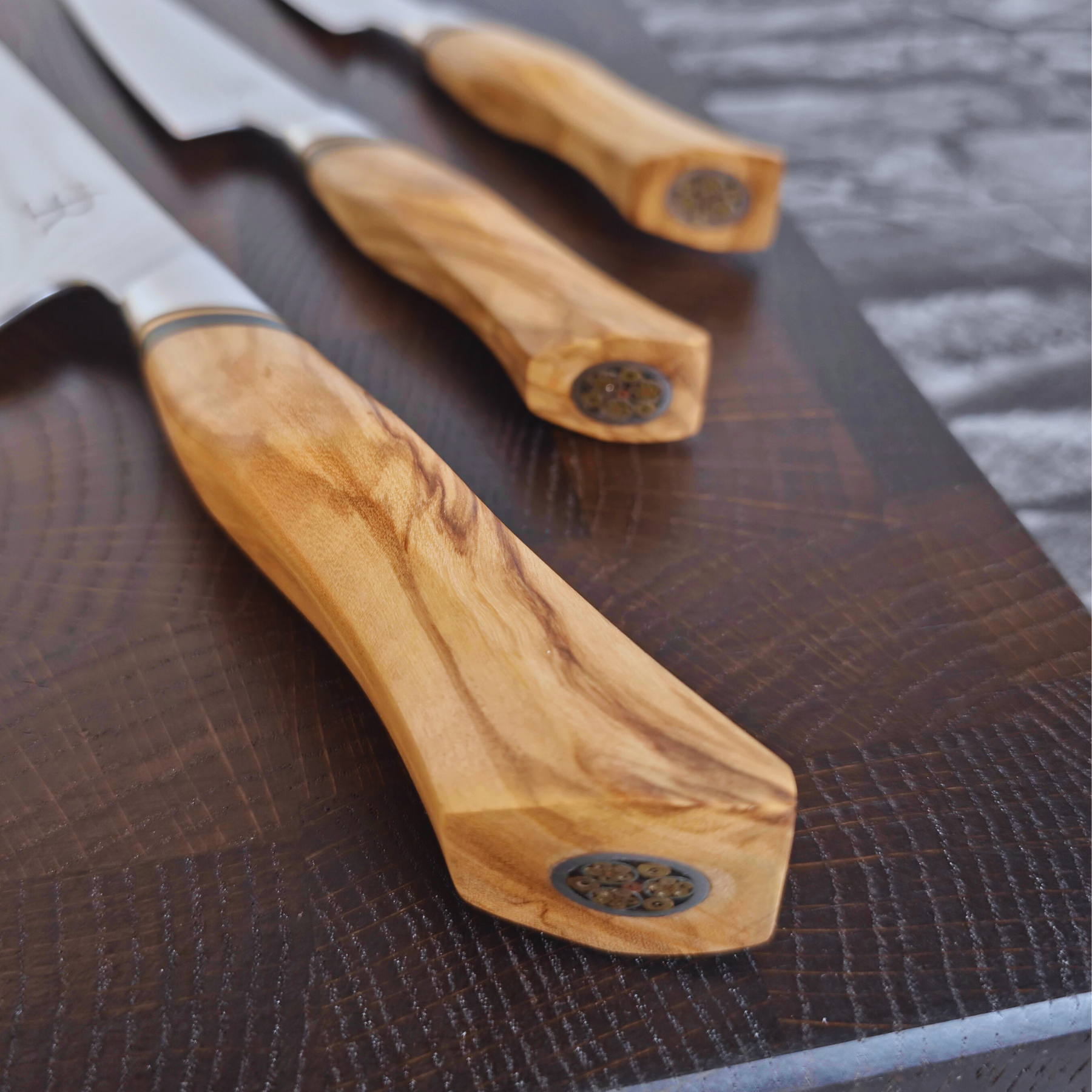 Küchenmesser-Set #3 der A-73 Serie | Chefmesser, Allzweckmesser und Schälmesser von Ryda Knives, Naturzeugs, Schneidebrett, Stirnholz-Schneidebrett, Räuchereiche