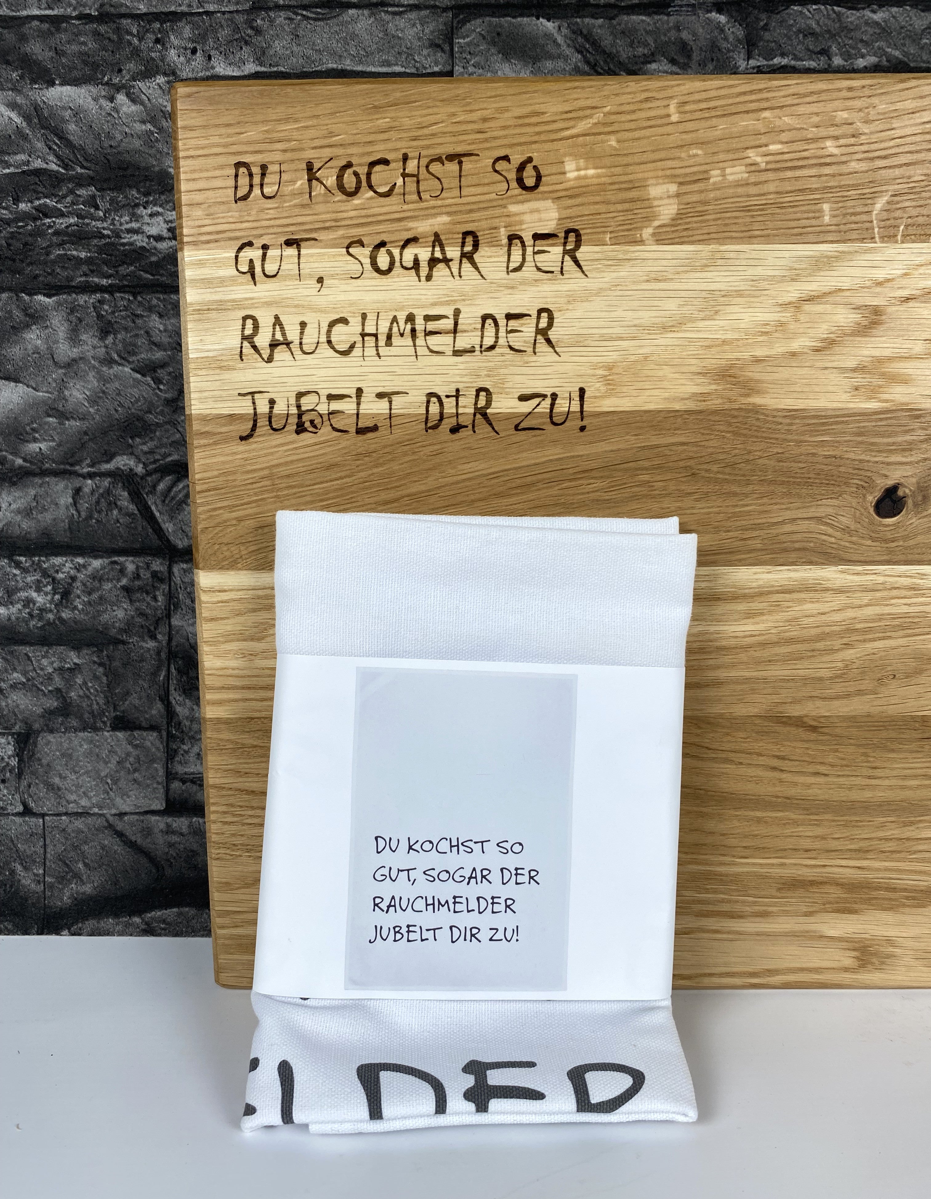 Küchenset mit Spruch – Eichen-Schneidebrett & Geschirrtuch ‚Du kochst so gut…‘